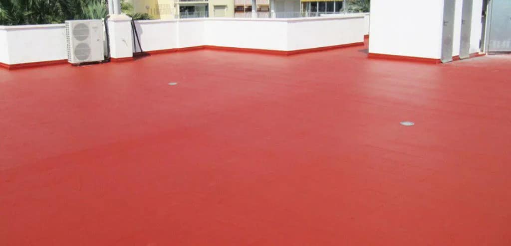 Terraza comunitaria impermeabilizada para prevenir filtraciones