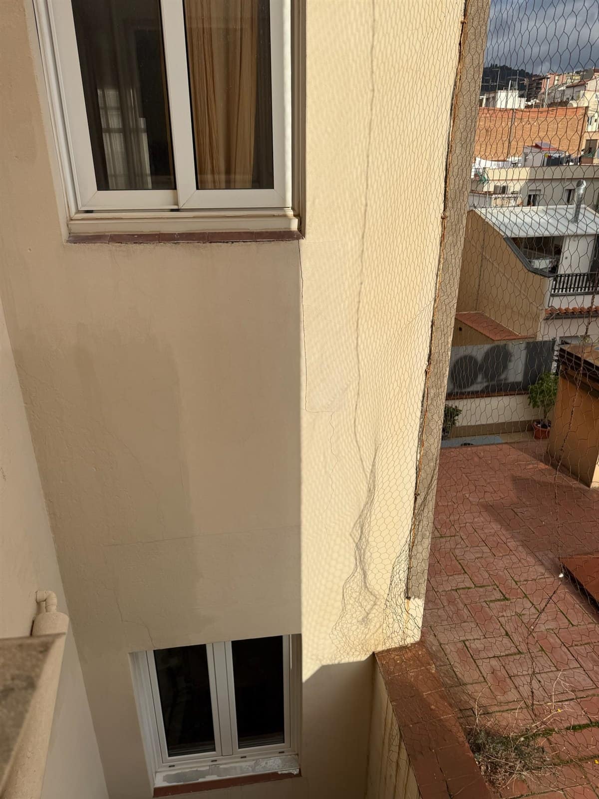 Visible crack on a building facade prior to a professional inspection