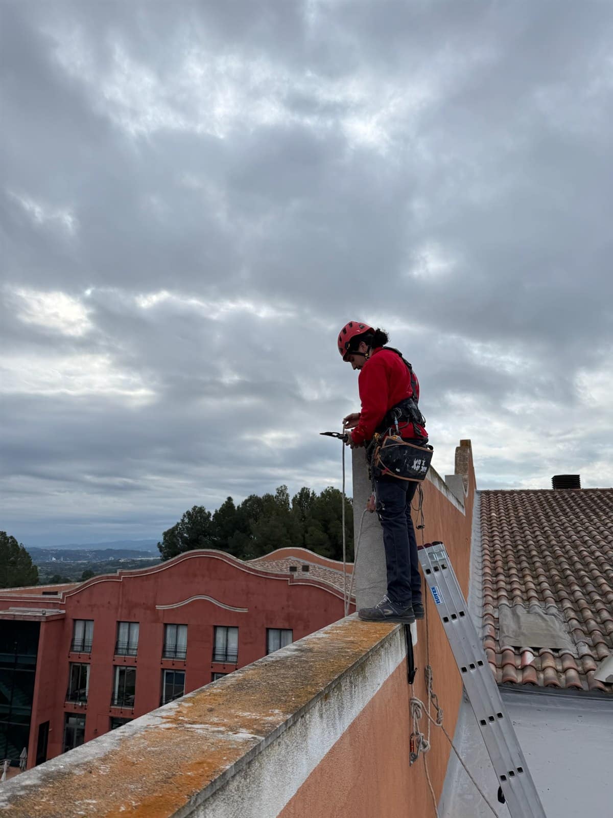 A skilled worker setting up a safe vertical access system in Barcelona