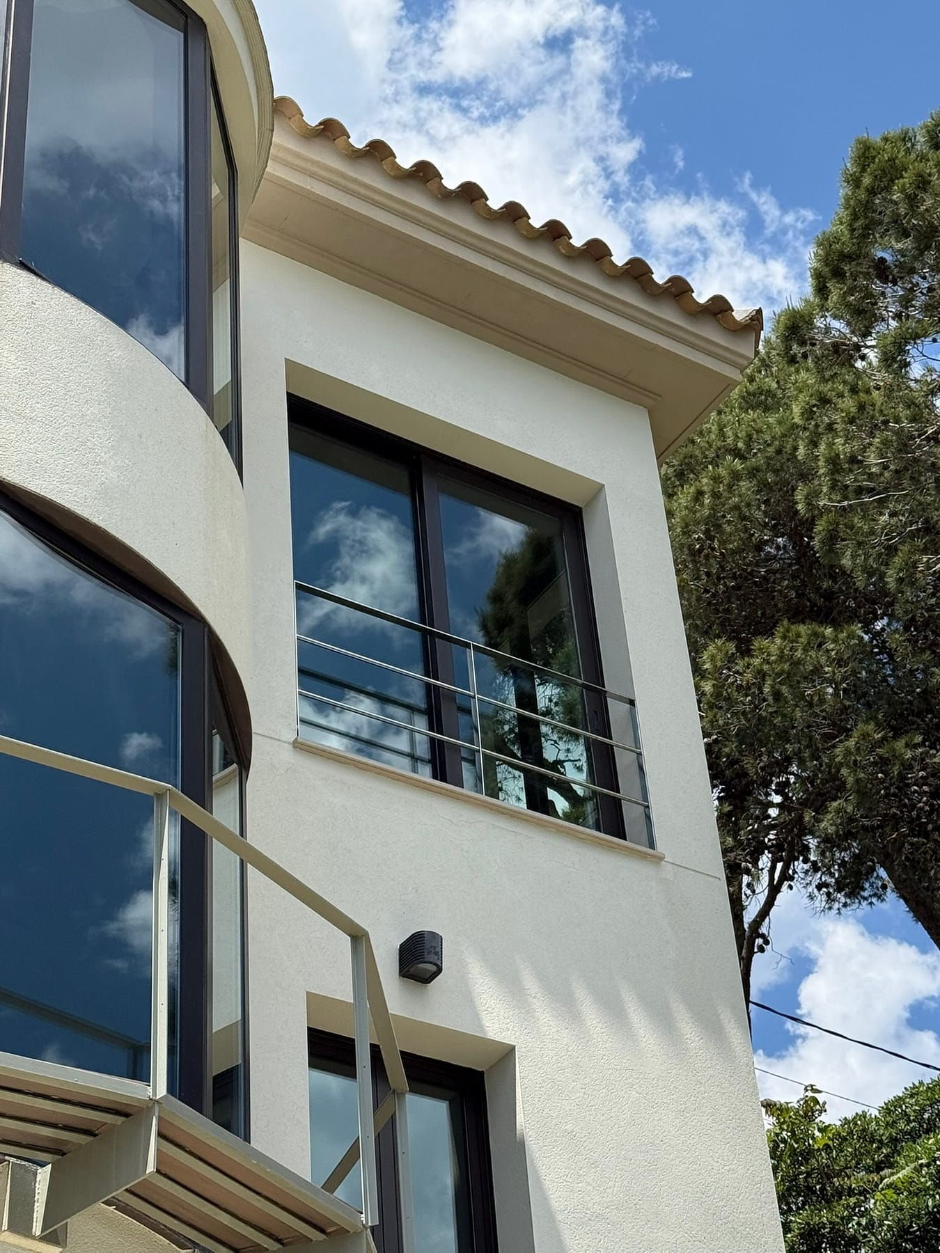 Fachada residencial revisada tras trabajos de seguridad y mantenimiento