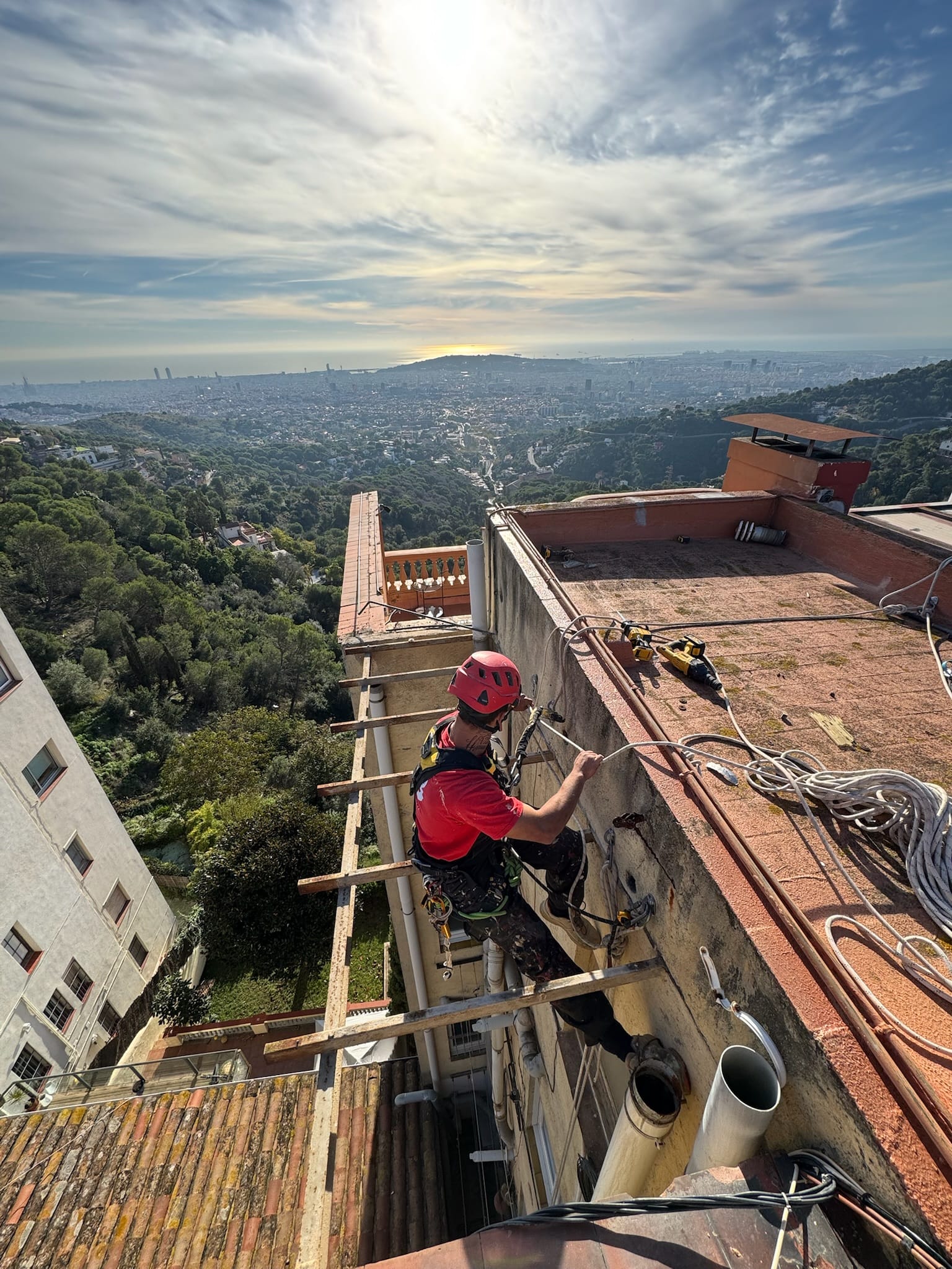 Técnico de Verticals Barcelona trabajando en una cubierta