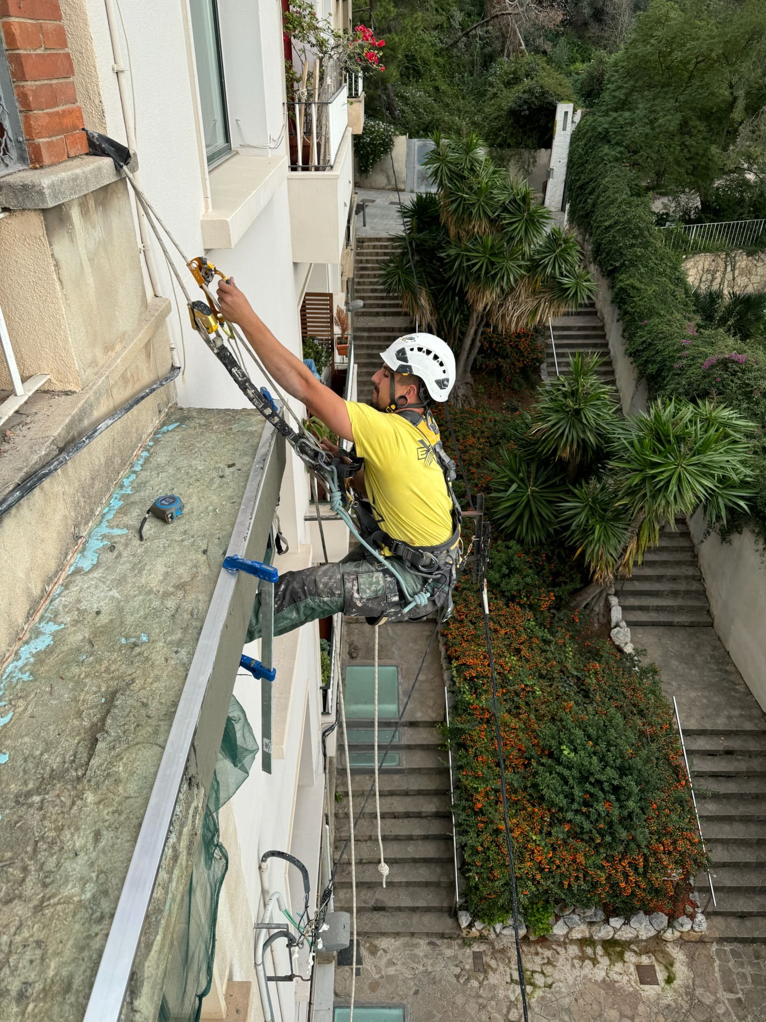 Técnico realizando trabajos verticales en un patio interior de Barcelona
