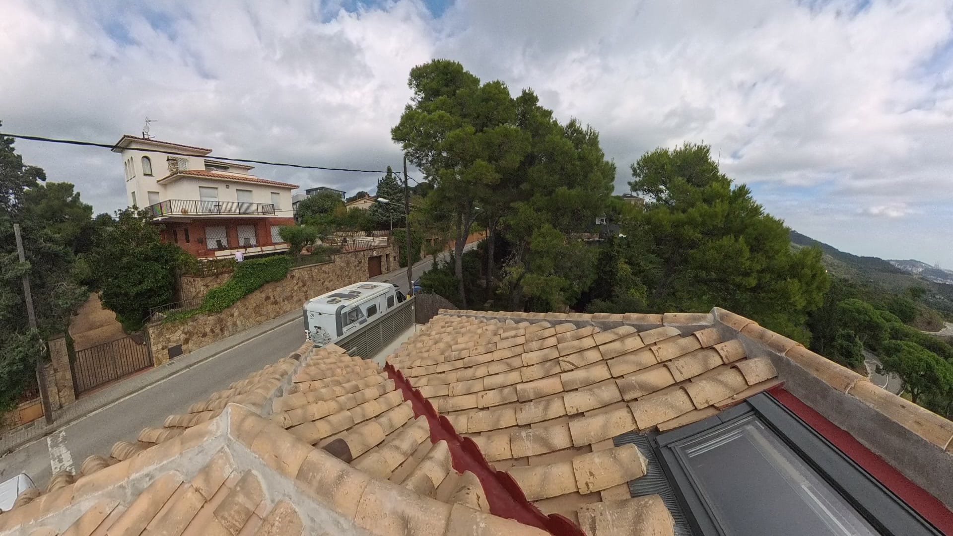 Vista des del dron de les teules i trobades d'una coberta inclinada