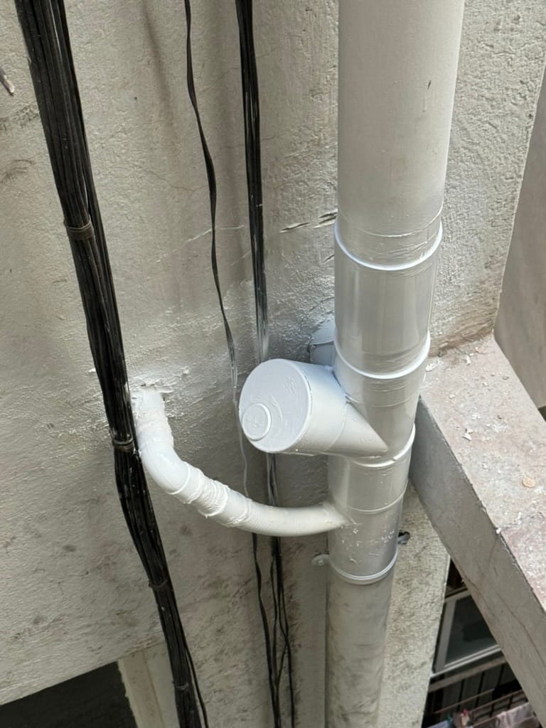 Detalle de conexiones de una tubería vertical exterior