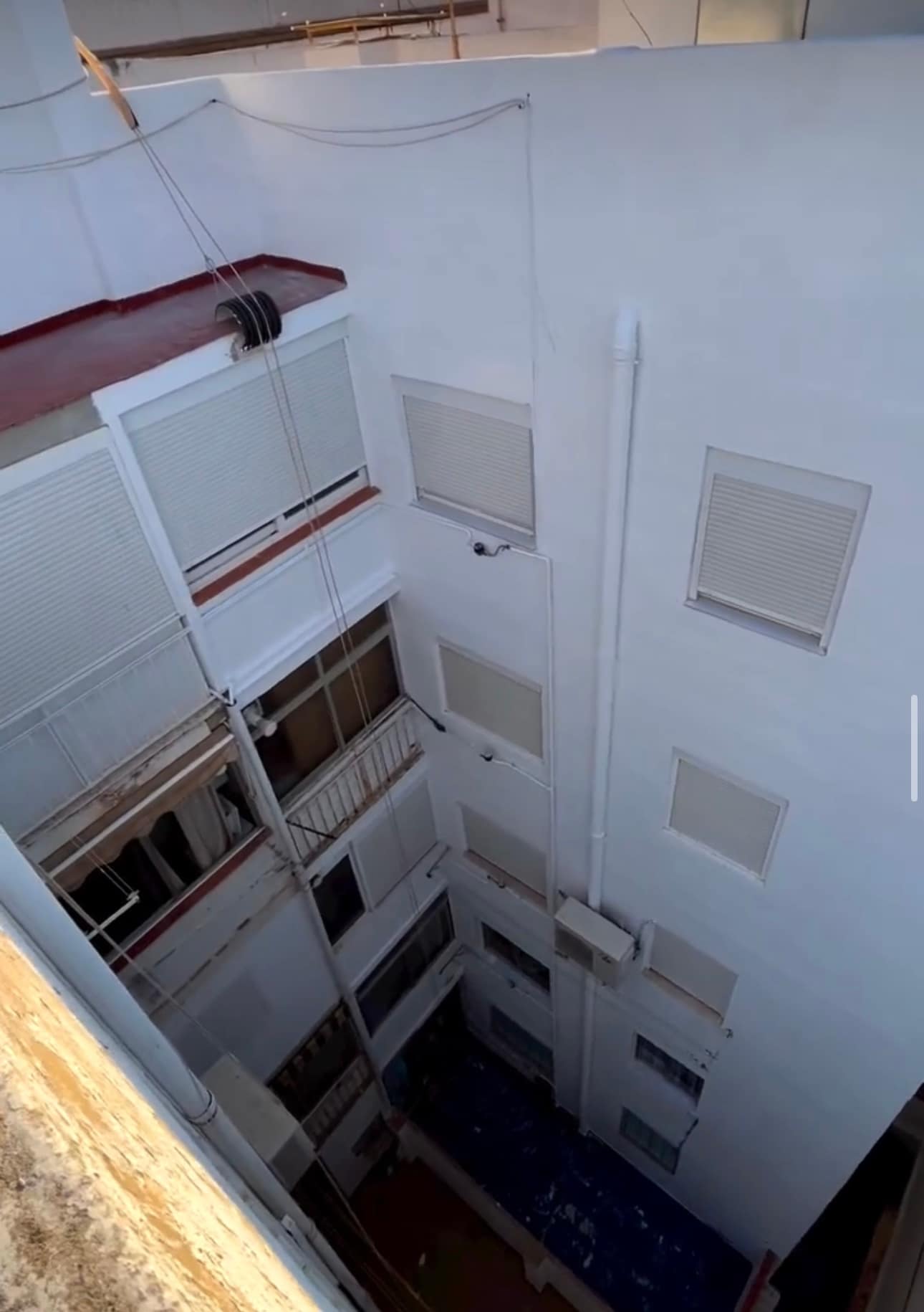 trabajos verticales Nou Barris en patio interior con humedad