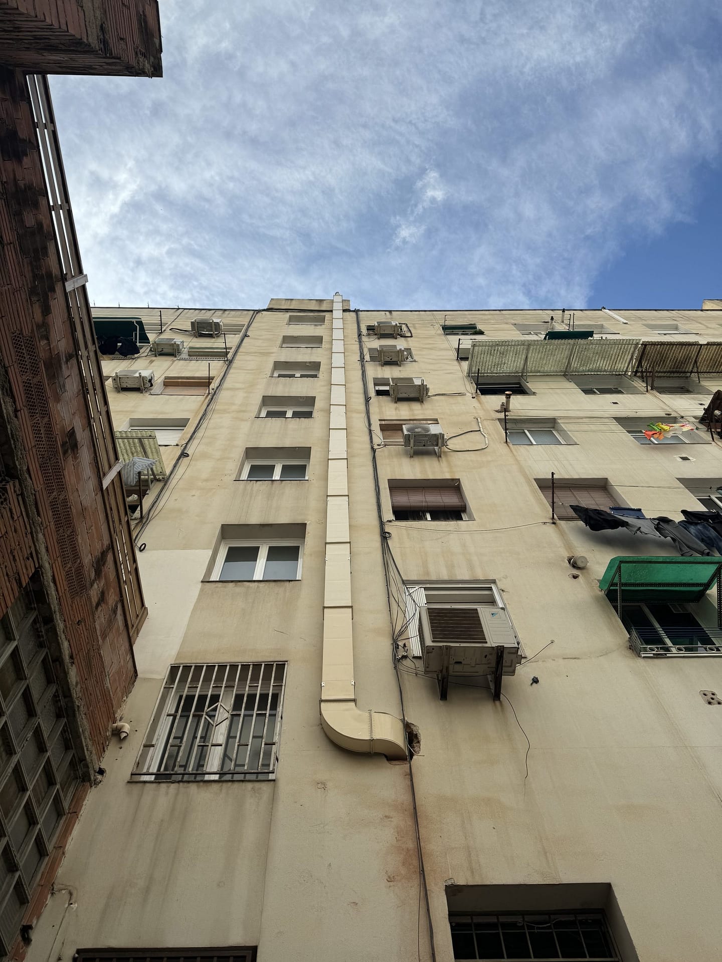 Instal·lació vertical de sortida de fums amb fixacions a façana