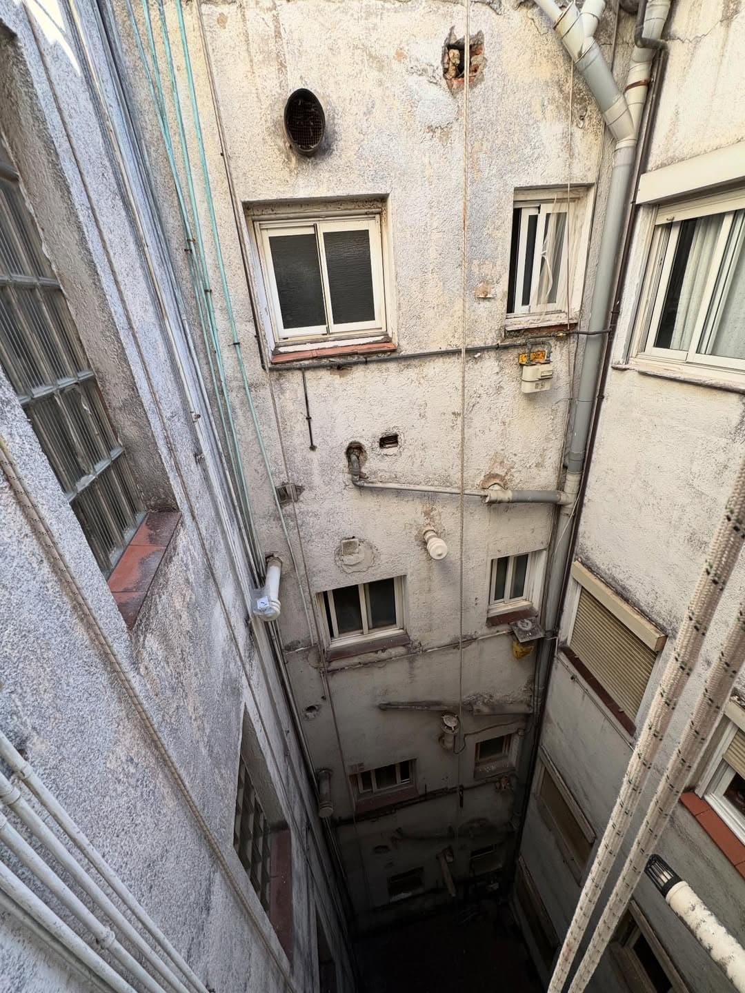 Technician suspended on facade