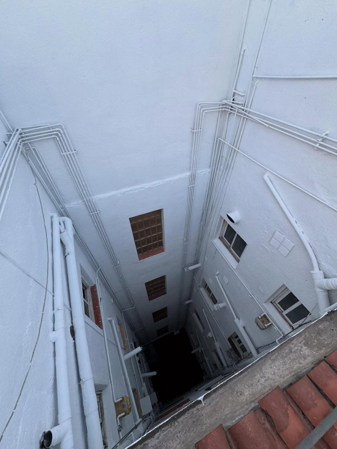 Condition of facade with cracks