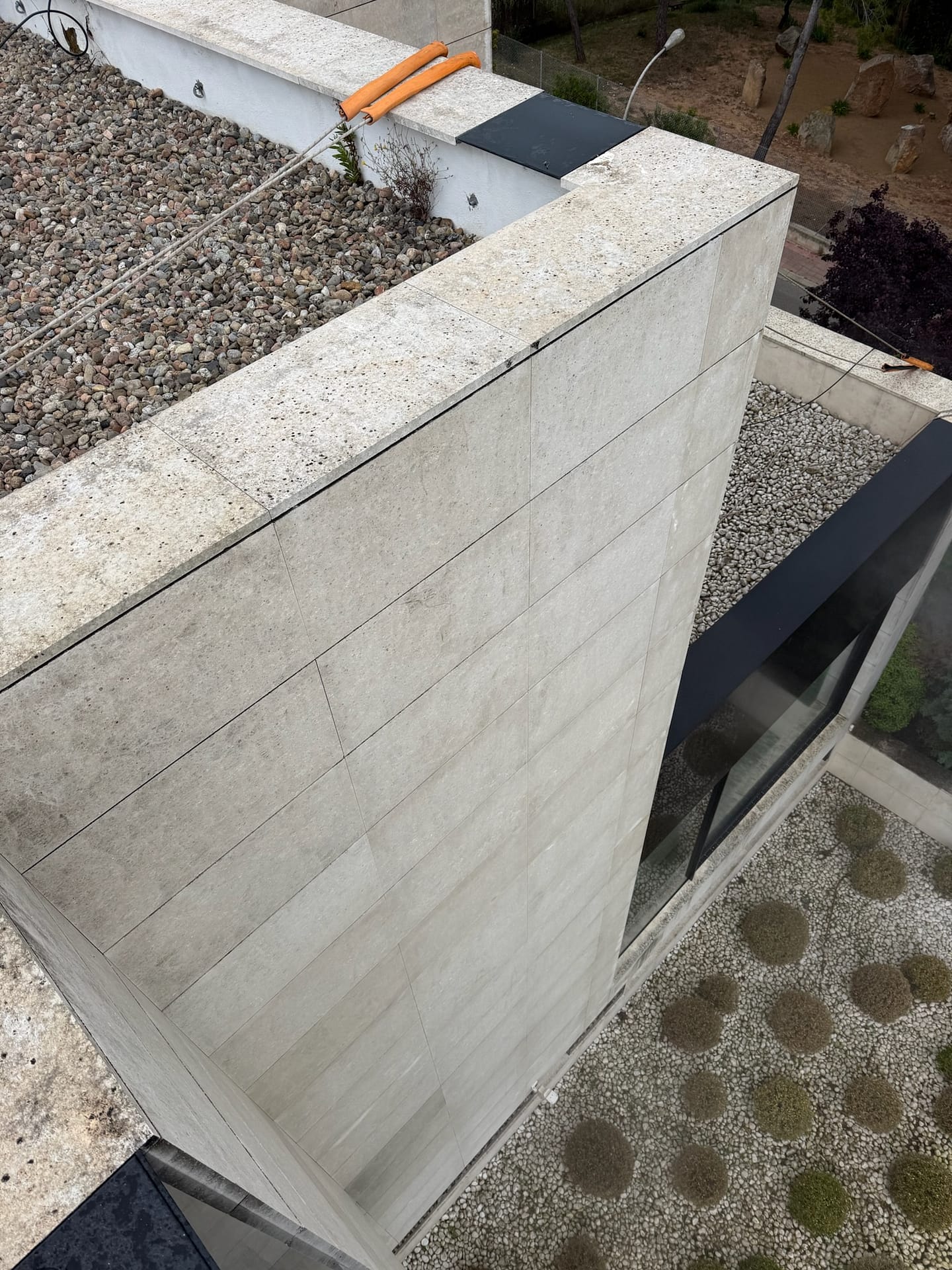 Treball vertical a paret exterior d'habitatge unifamiliar