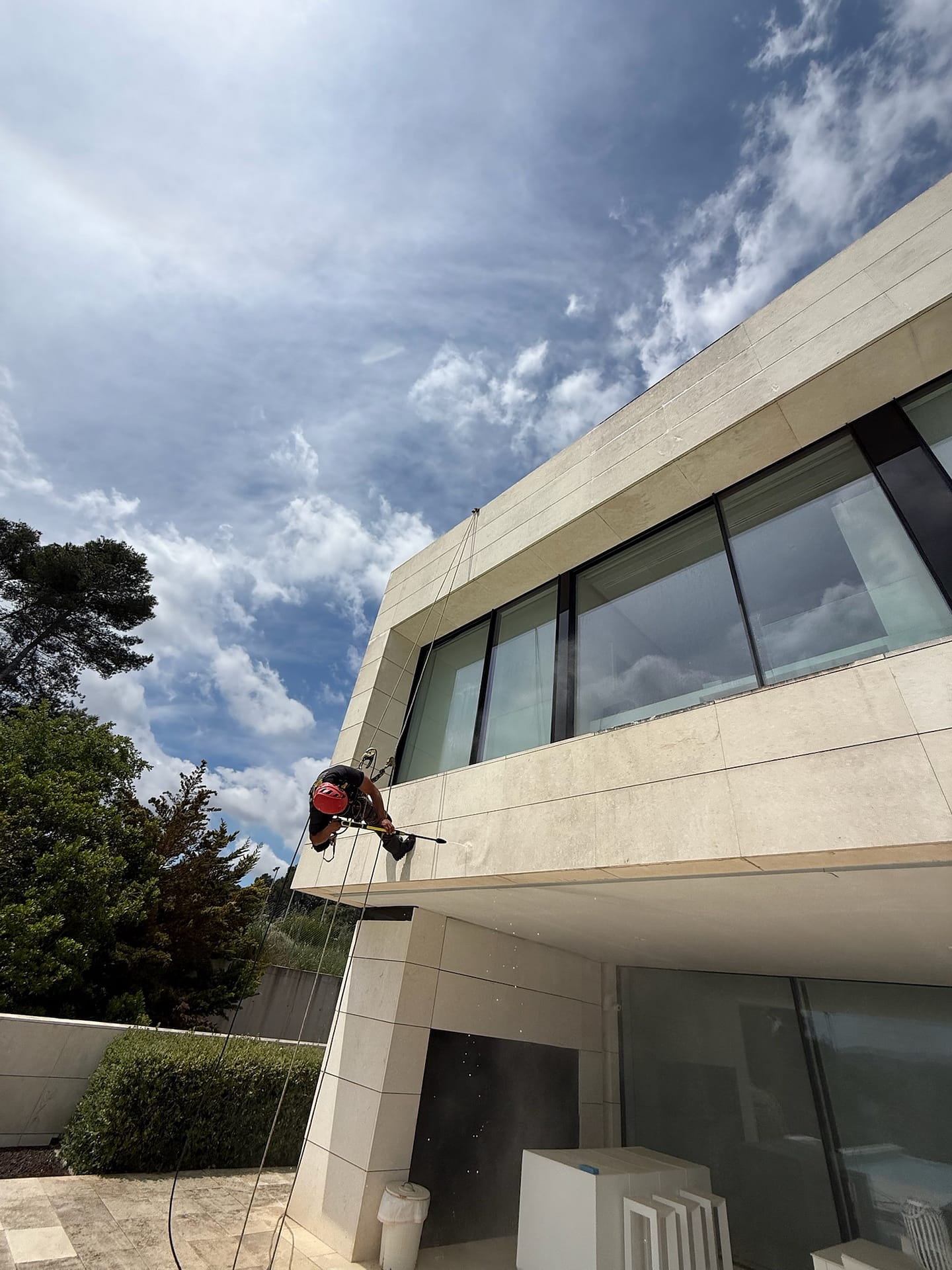 Equip de treballs verticals actuant a façana residencial