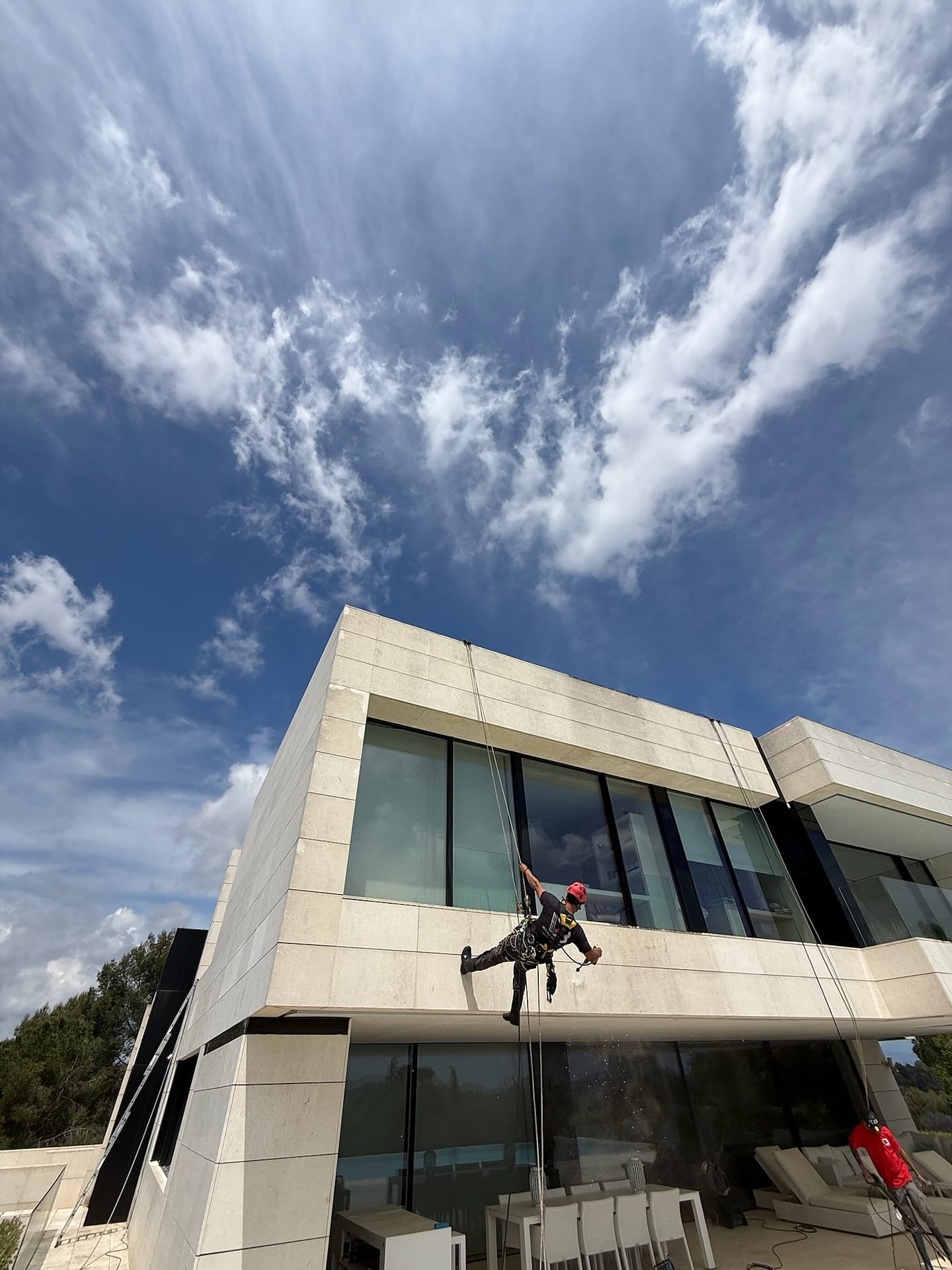 Treballs verticals a façana i pati d'habitatge d'alt valor