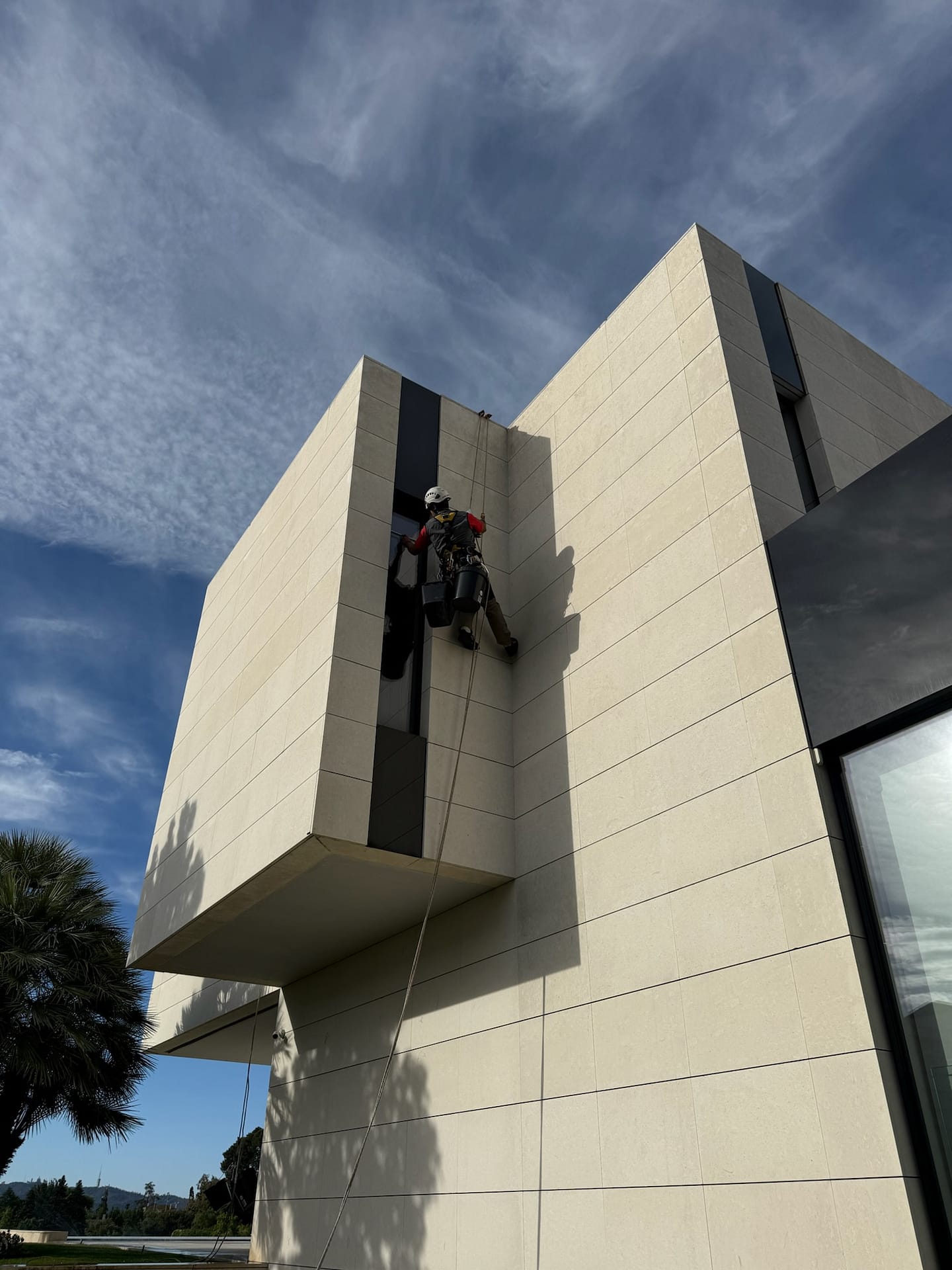Manteniment exterior de xalet mitjançant tècniques verticals