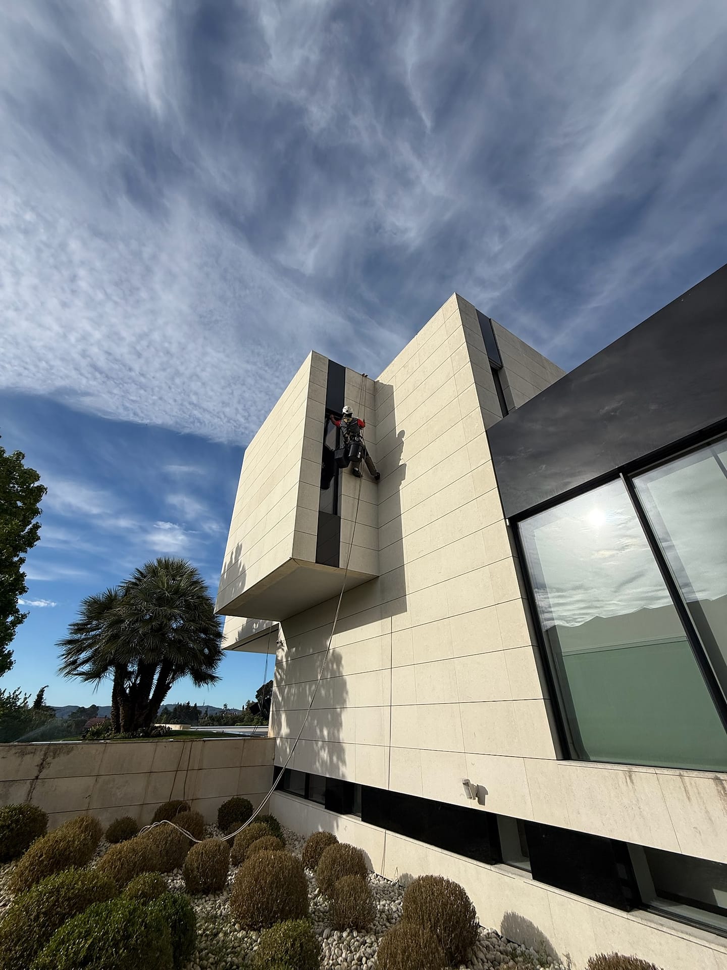 Treballs verticals Vallvidrera a façana i zones exteriors