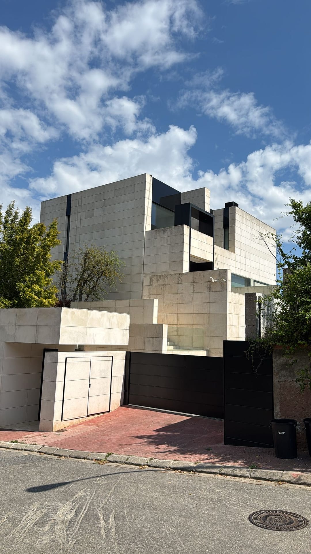 Accés vertical per a reparació exterior en habitatge unifamiliar