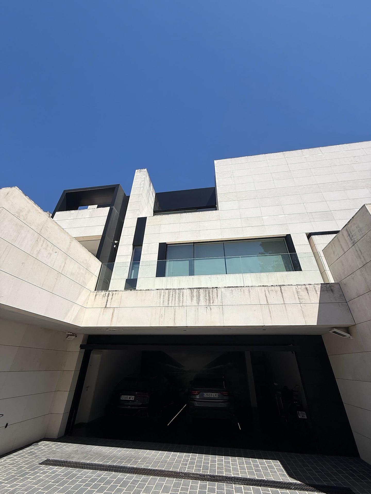 Operari especialitzat treballant en façana sense bastides